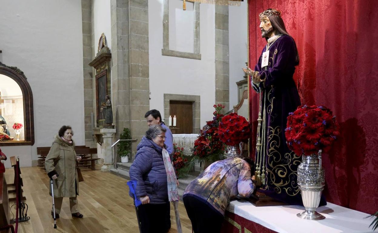 Varias mujeres, durante el besapiés de este jueves al Jesús Rescatado.