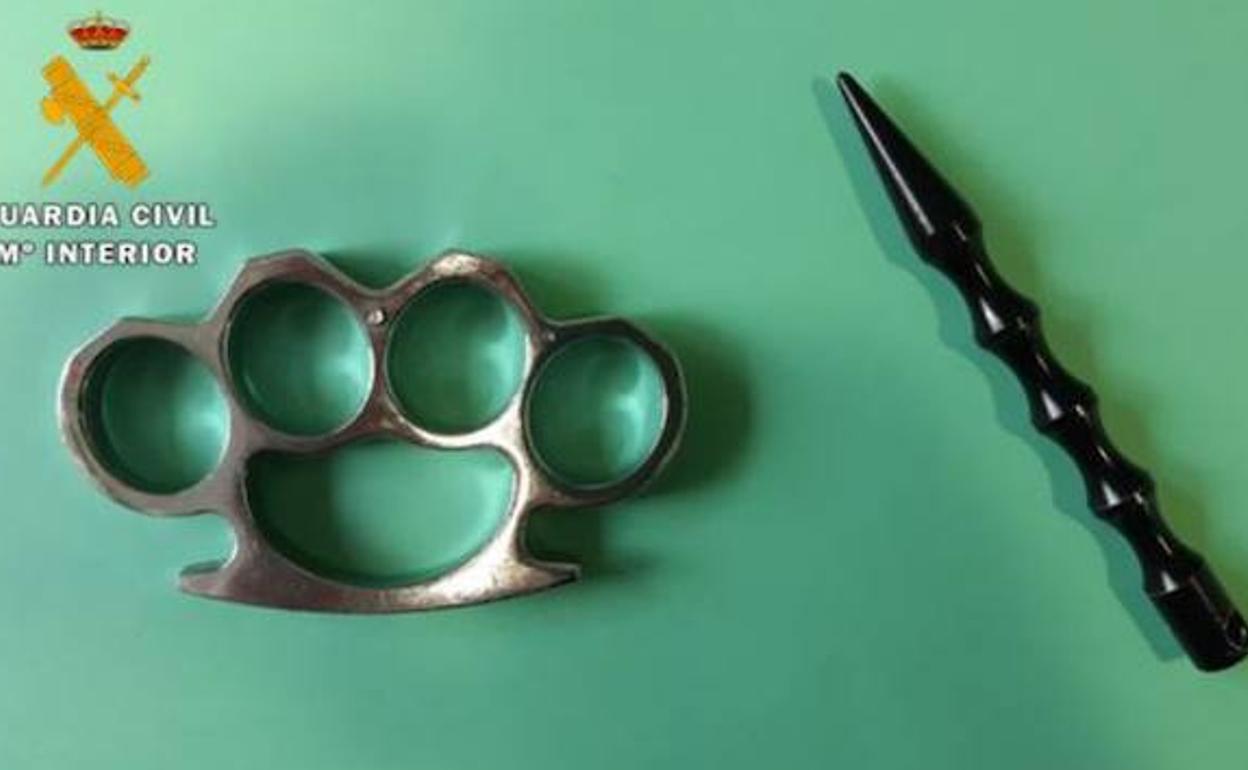 Puño americano y kubotán intervenidos al detenido.