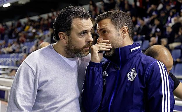 Diego Ribera, técnico ayudante del Real Valladolid, se tapa la boca para hablar con Sergio González en línea de banquillos. 