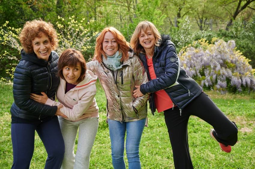 Imagen secundaria 1 - Arriba, Adriana Ozores, Nathalie Poza y Emma Suárez, en un fotograma de la película. Debajo, una fotografía durante el rodaje de las protagonistas, junto a la directora, y Blanca Portillo, en un fotograma de la película.