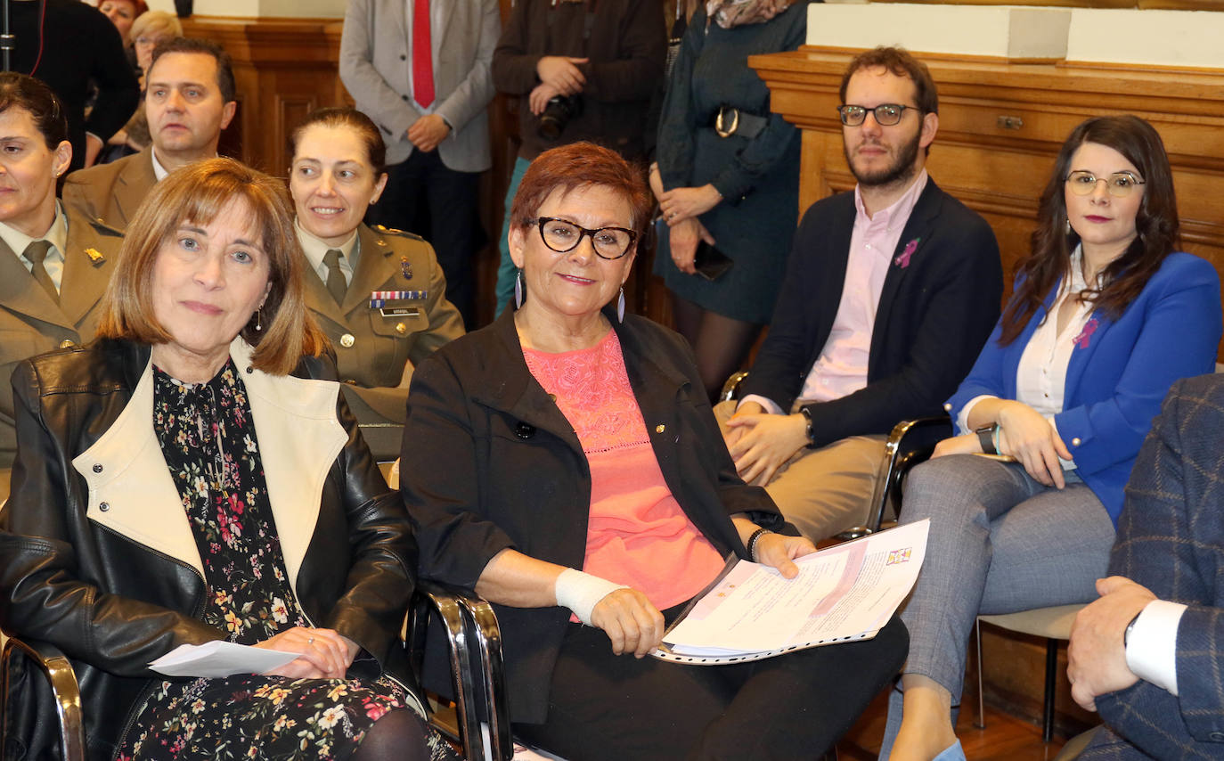 Fotos: Lectura del manifiesto de Día de la Mujer en el Ayuntamiento de Valladolid