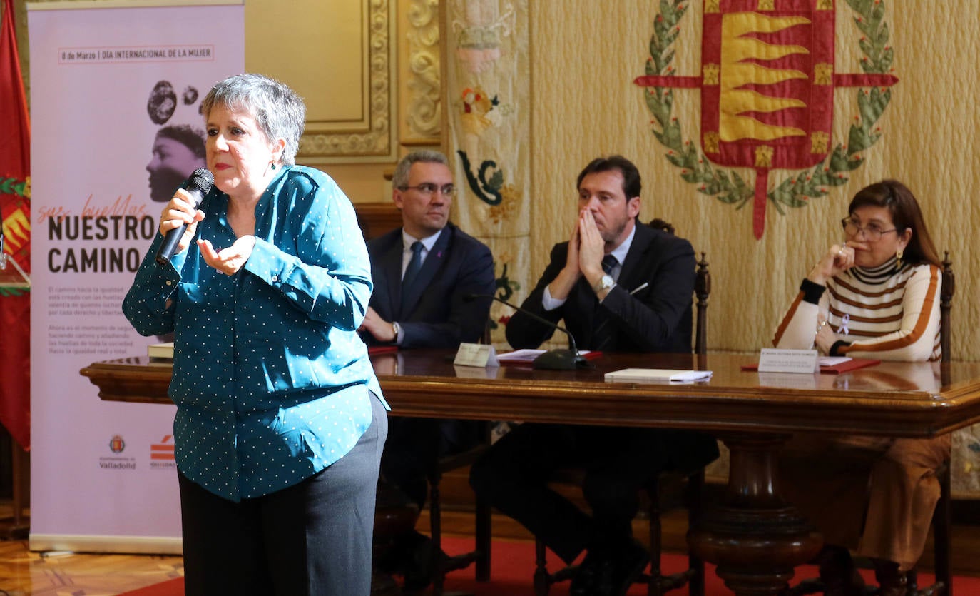 Fotos: Lectura del manifiesto de Día de la Mujer en el Ayuntamiento de Valladolid