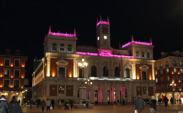 Imagen principal - El Ayuntamiento de Valladolid y la Cúpula del Milenio iluminados en color violeta por el dia Internacional de la Mujer.