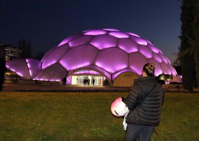 Imagen secundaria 1 - El Ayuntamiento de Valladolid y la Cúpula del Milenio iluminados en color violeta por el dia Internacional de la Mujer.