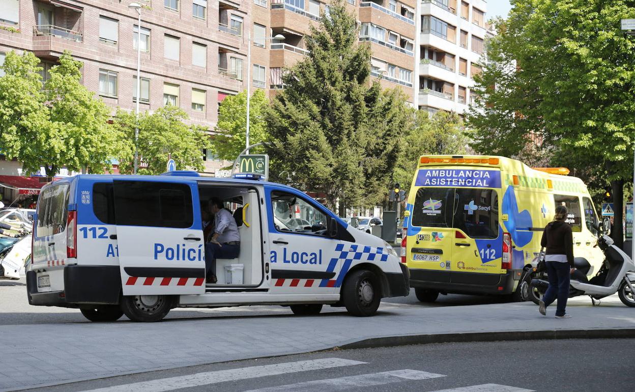 Policía Local y una ambulancia en una calle de Palencia.