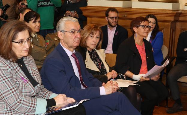 La directora general de Michelin, María Paz Robina; el director de Relaciones Externas de Castilla y León de la firma de neumáticos, Abel López; la presidenta de la Agrupación de Mujeres Abogadas del Colegio de Abogados de Valladolid, Rosa María Gil; y Nina Infante, del Foro Feminista de Valladolid. 