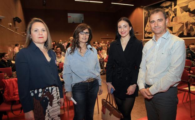 De izquierda a derecha, Rocío Gómez, Lola Carrasco, Isabel Sanz y Nico de Santos, ayer, en San Cristóbal de Segovia. 