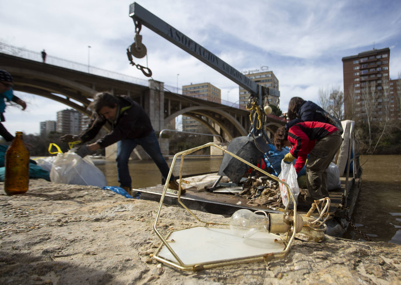 Cincuenta voluntarios se han unido este sábado a la asociación Amigos del Pisuerga para limpiar las riberas del río.