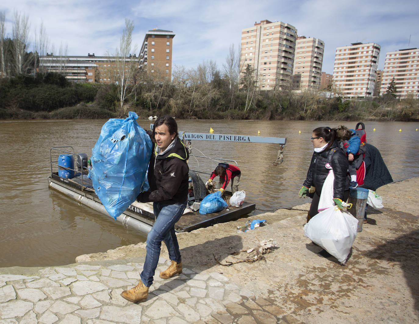 Cincuenta voluntarios se han unido este sábado a la asociación Amigos del Pisuerga para limpiar las riberas del río.