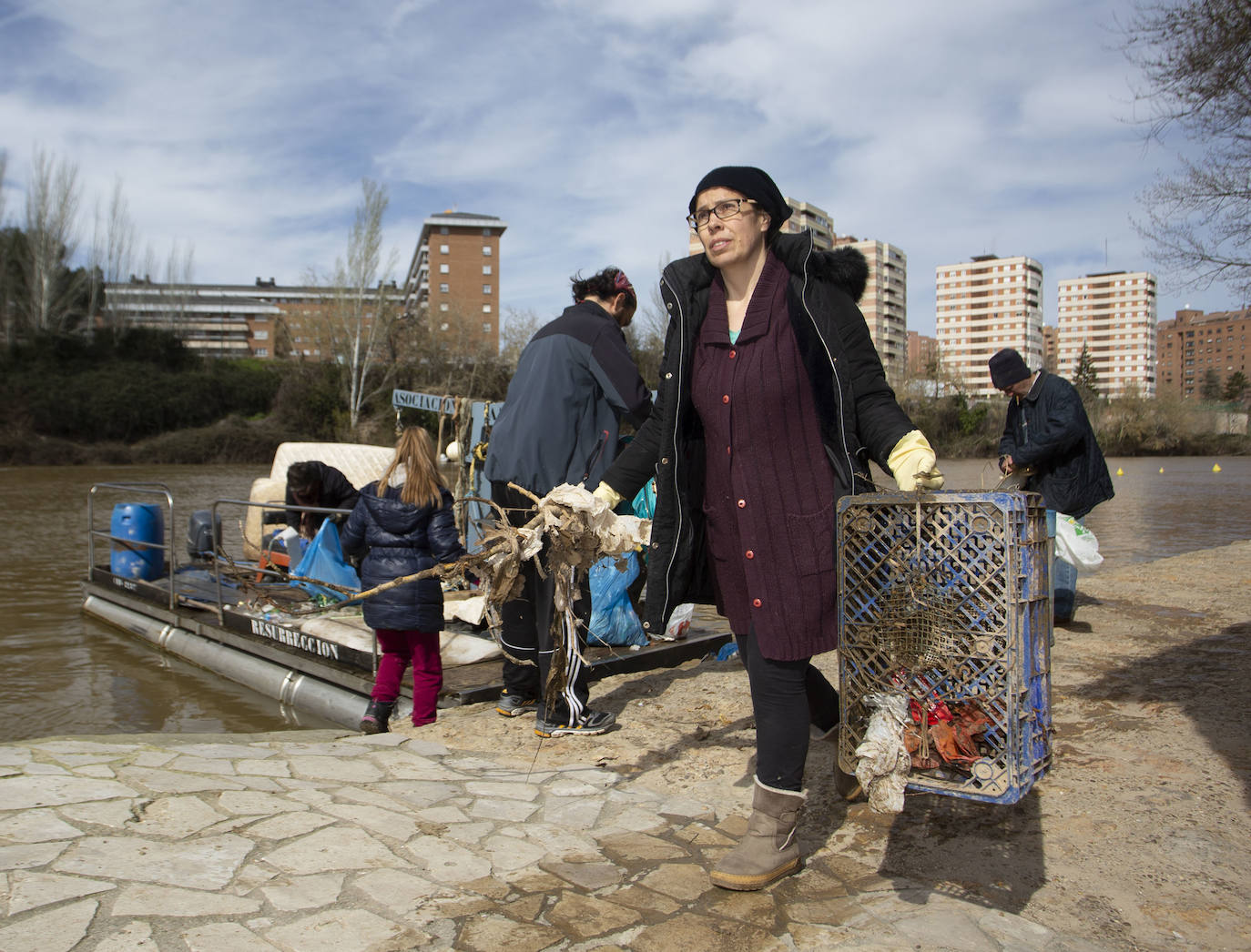 Cincuenta voluntarios se han unido este sábado a la asociación Amigos del Pisuerga para limpiar las riberas del río.