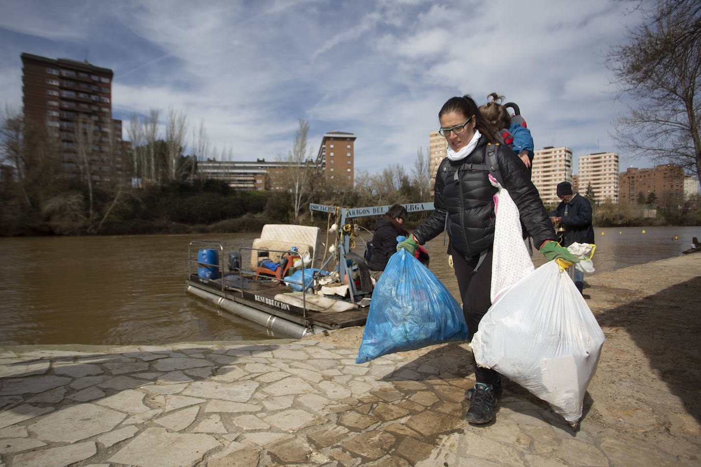 Cincuenta voluntarios se han unido este sábado a la asociación Amigos del Pisuerga para limpiar las riberas del río.