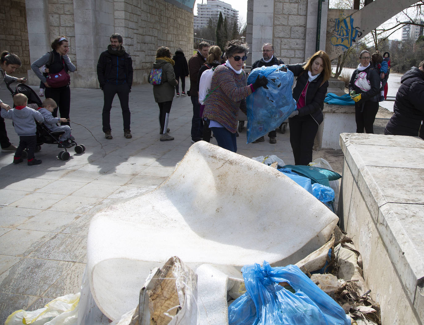 Cincuenta voluntarios se han unido este sábado a la asociación Amigos del Pisuerga para limpiar las riberas del río.