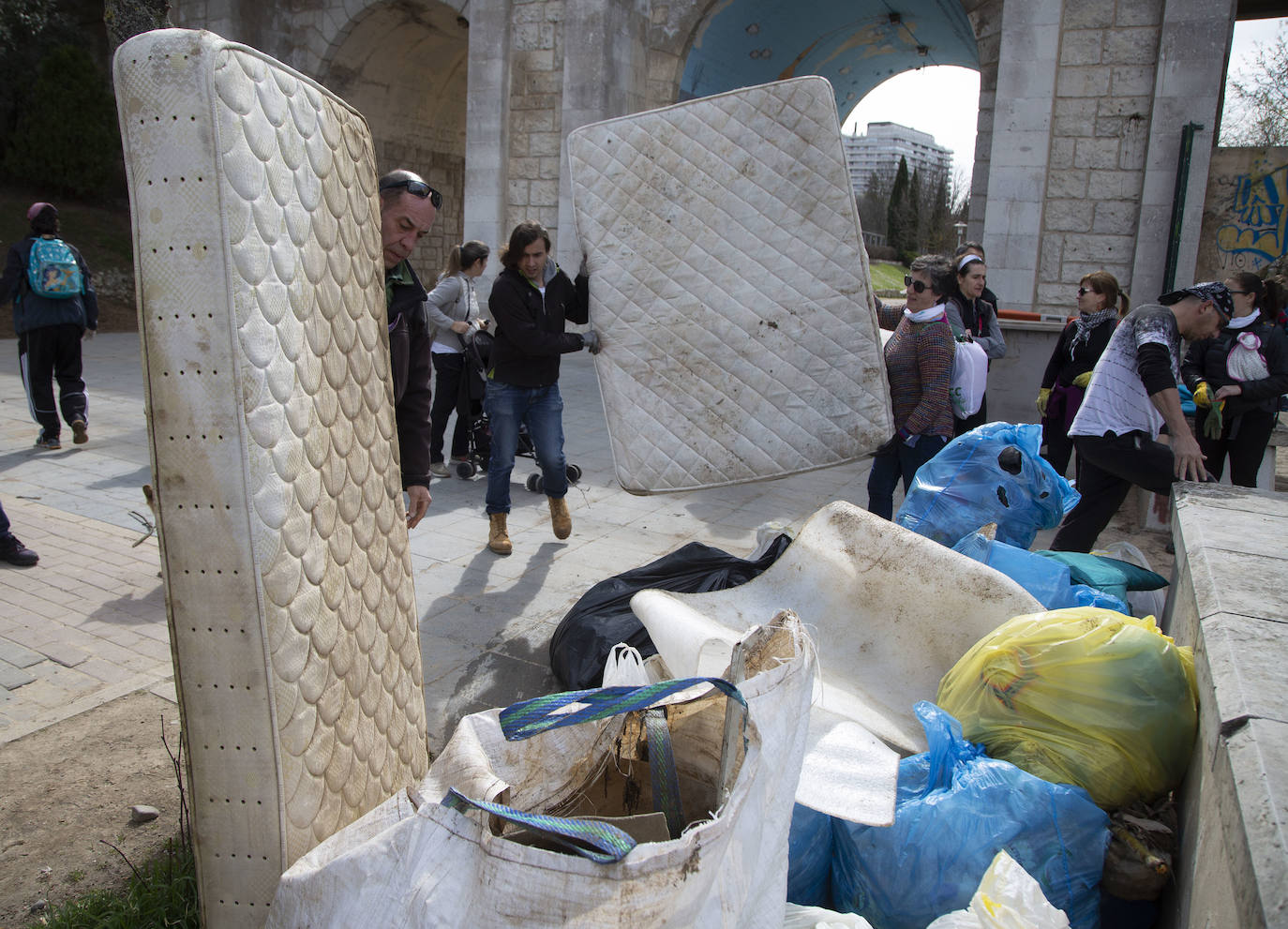 Cincuenta voluntarios se han unido este sábado a la asociación Amigos del Pisuerga para limpiar las riberas del río.