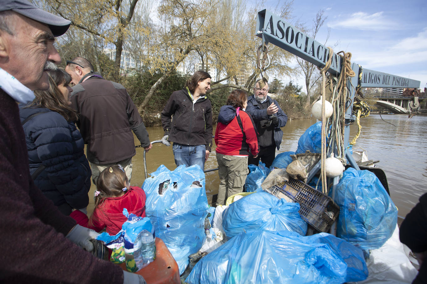 Cincuenta voluntarios se han unido este sábado a la asociación Amigos del Pisuerga para limpiar las riberas del río.