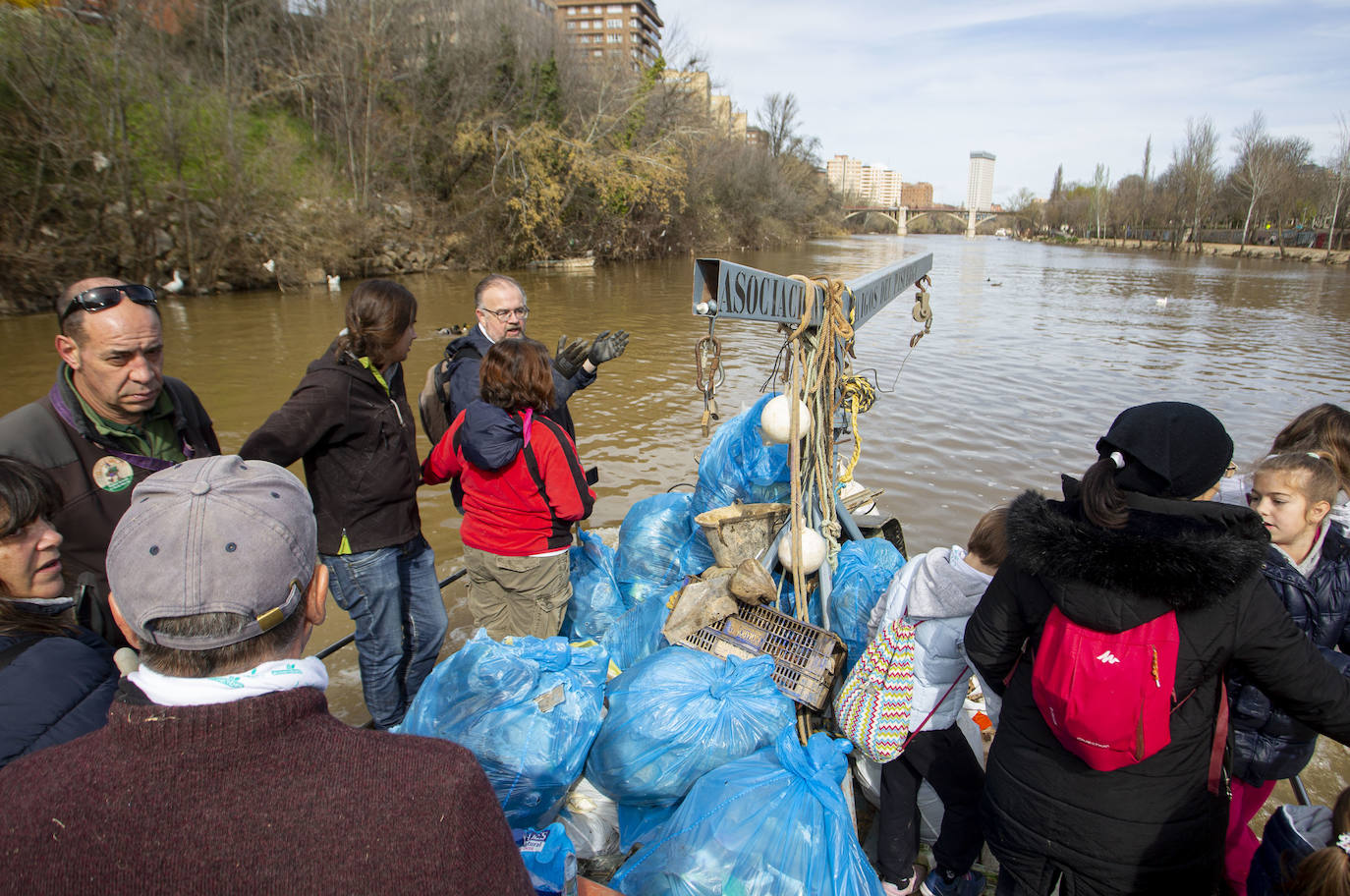Cincuenta voluntarios se han unido este sábado a la asociación Amigos del Pisuerga para limpiar las riberas del río.
