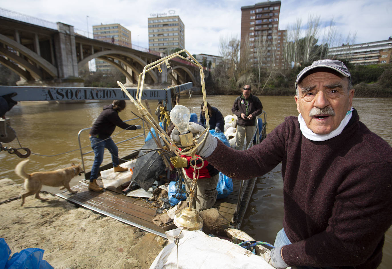Cincuenta voluntarios se han unido este sábado a la asociación Amigos del Pisuerga para limpiar las riberas del río.