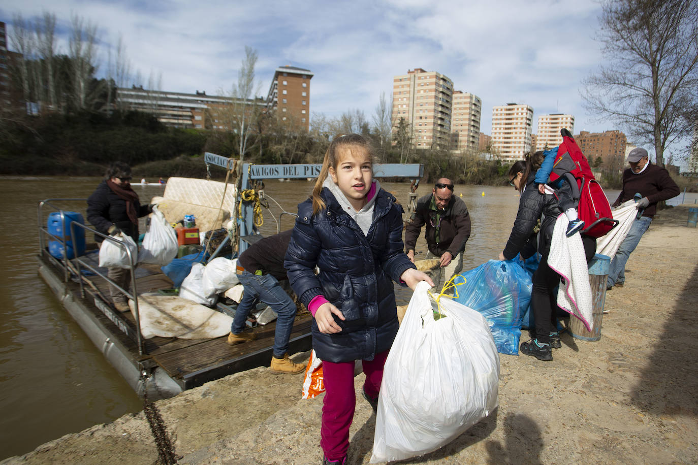 Cincuenta voluntarios se han unido este sábado a la asociación Amigos del Pisuerga para limpiar las riberas del río.
