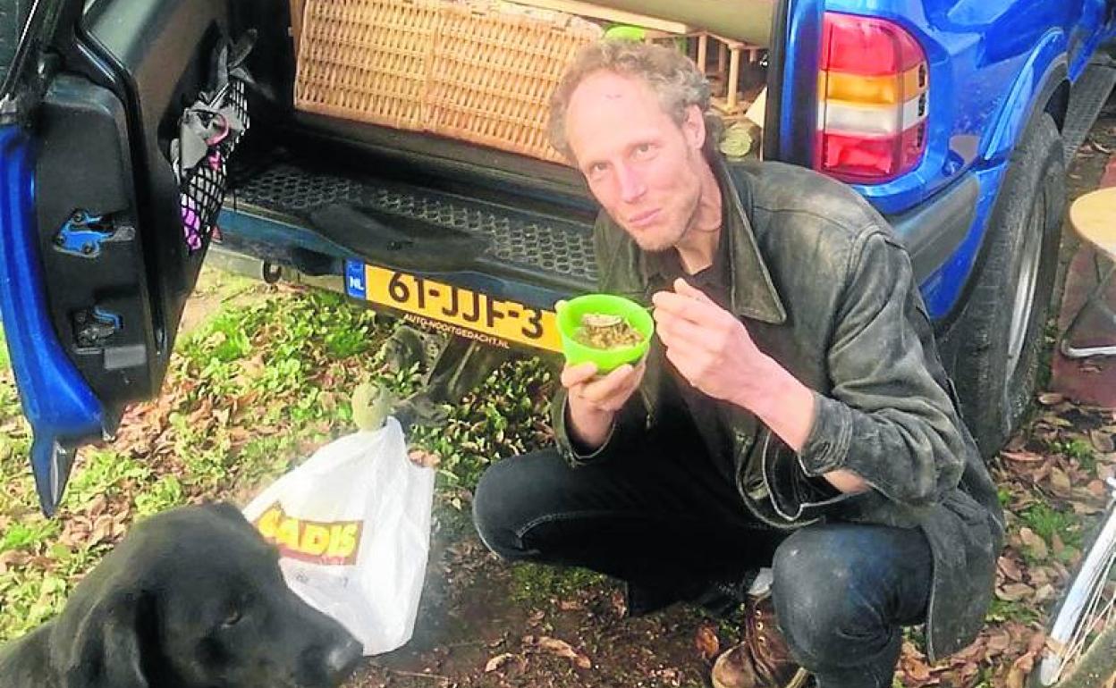 Erwin, con su perro y su coche aparcado enfrente de la Dársena. 