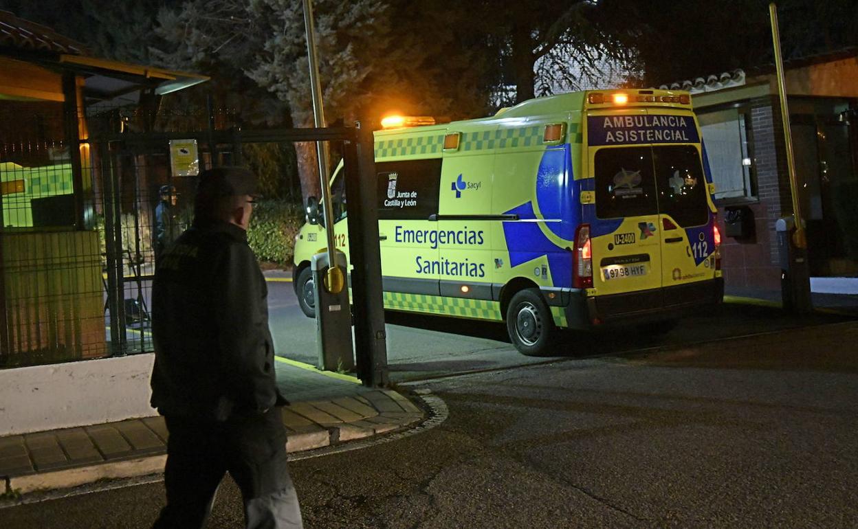 Una ambulancia que acude en Valladolid a recoger a una mujer que dio positivo