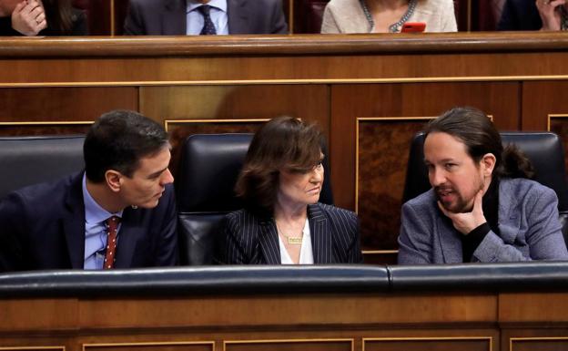 Pedro Sánchez conversa en el Congreso con Carmen Calvo y con Pablo Iglesias.