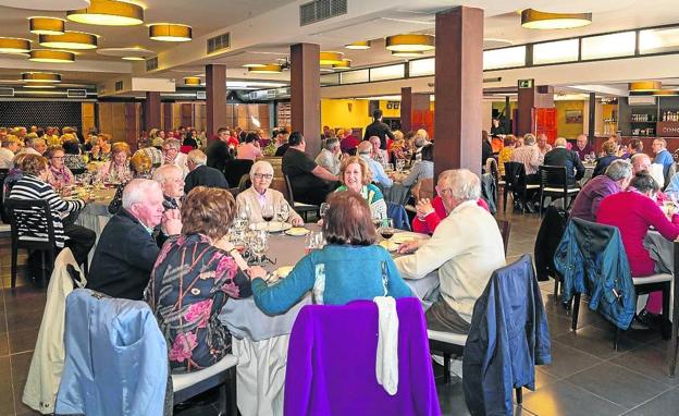 Los mayores de Valoria la Buena durante la comida en la que se les rindió homenaje en 2019.