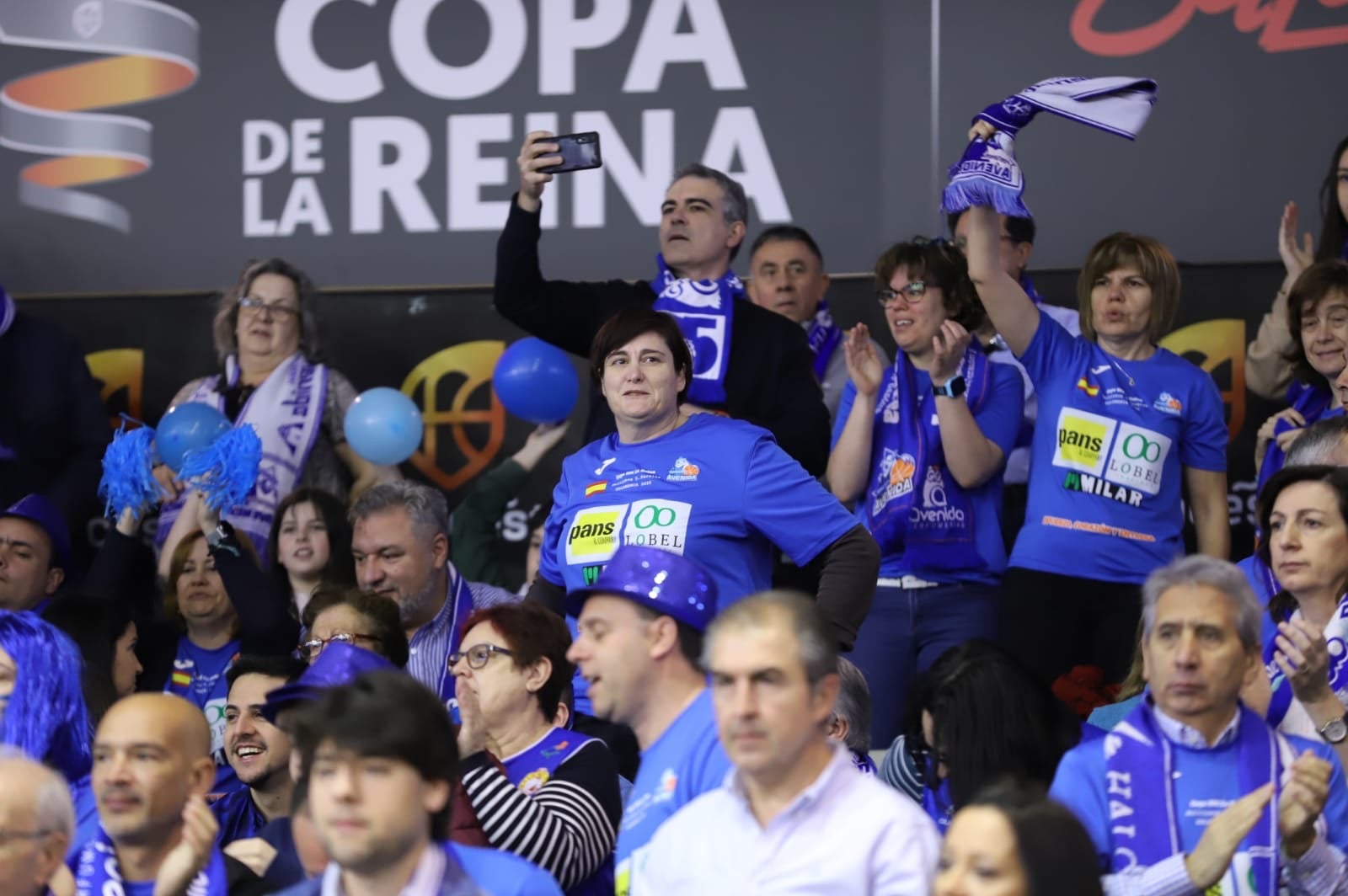 Fotos: Aficion en la final de la Copa de la Reina