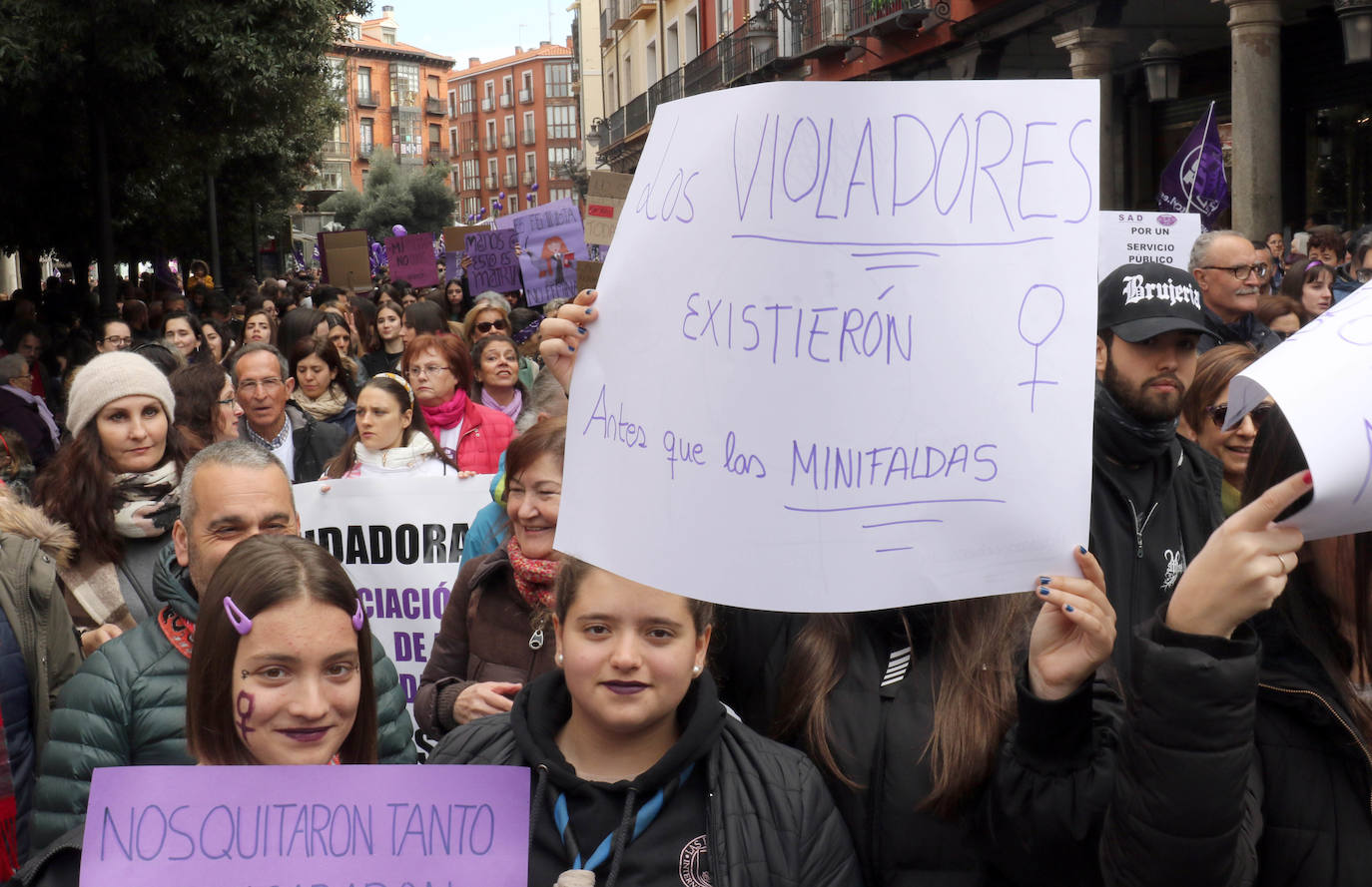 Miles de personas salen a la calle en Valladolid para reclamar la igualdad real de las mujeres.