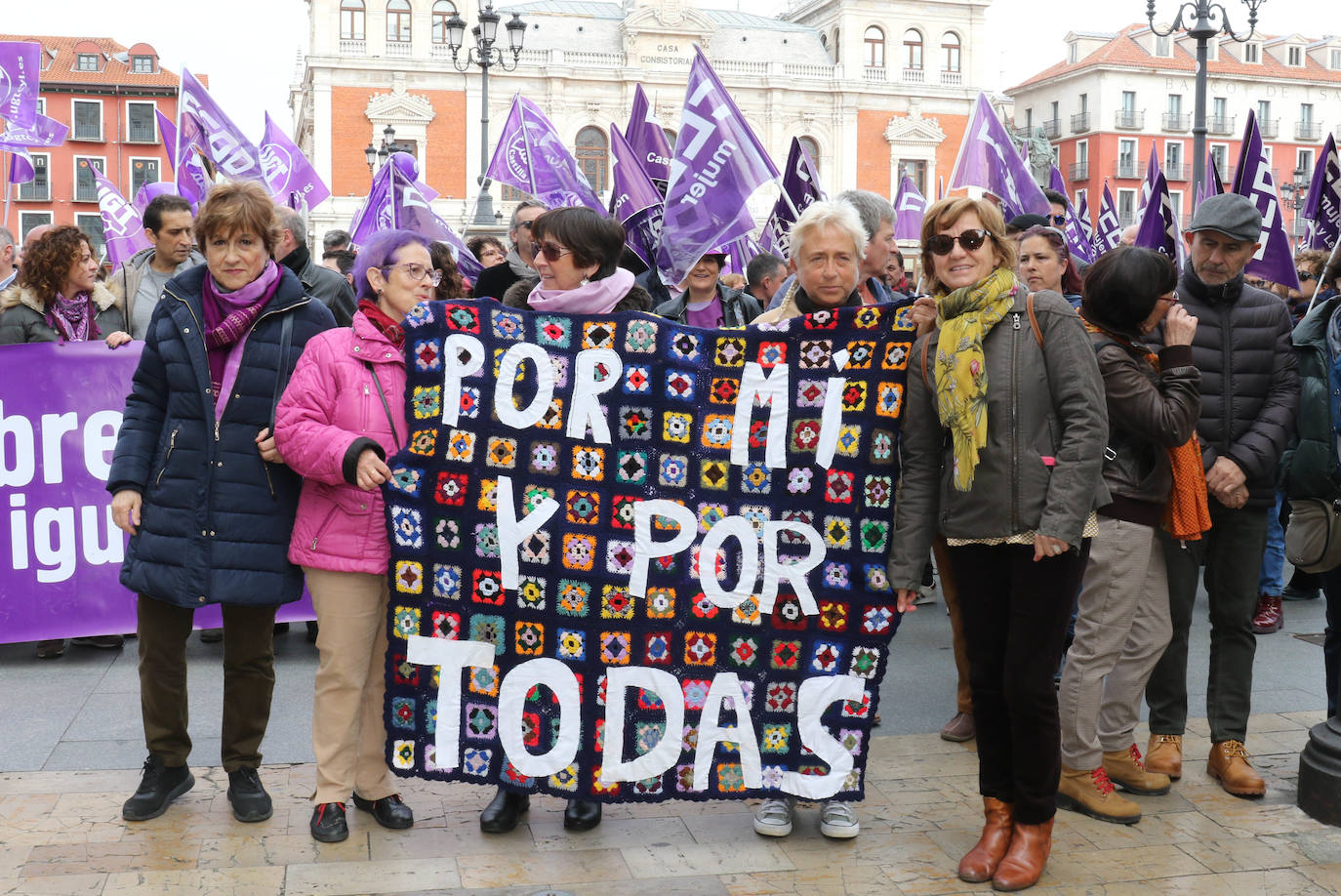 Miles de personas salen a la calle en Valladolid para reclamar la igualdad real de las mujeres.