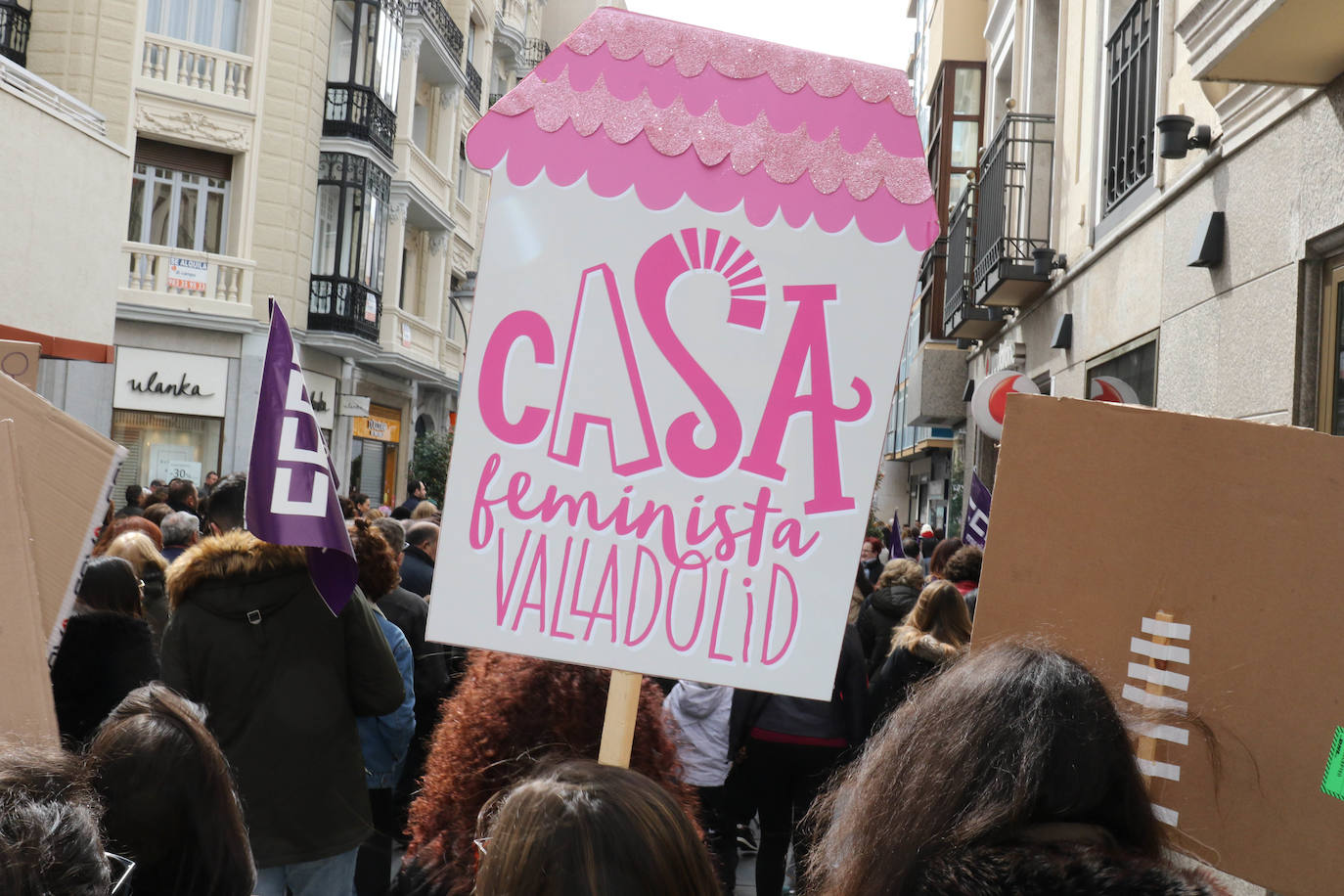 Miles de personas salen a la calle en Valladolid para reclamar la igualdad real de las mujeres.