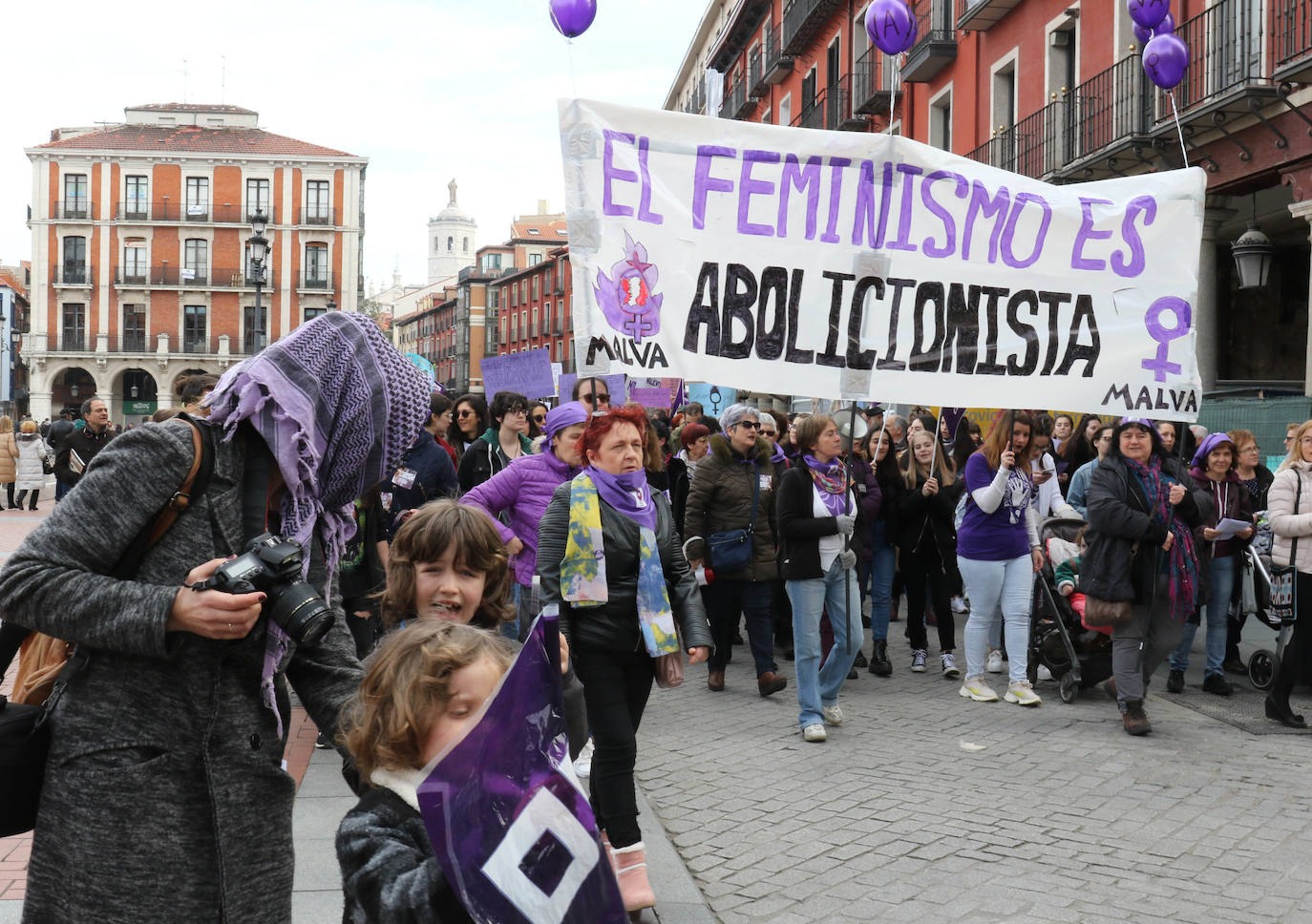 Miles de personas salen a la calle en Valladolid para reclamar la igualdad real de las mujeres.