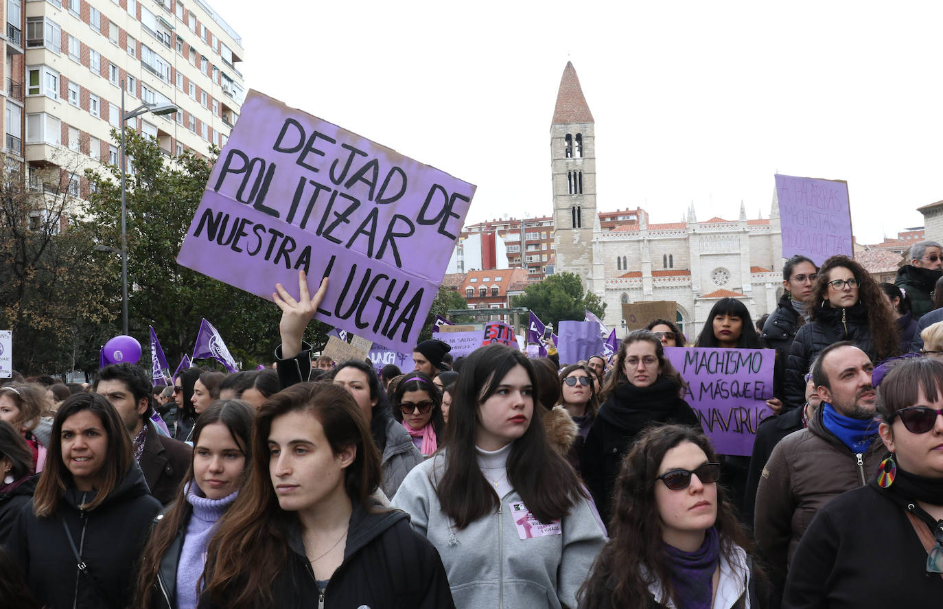 Miles de personas salen a la calle en Valladolid para reclamar la igualdad real de las mujeres.