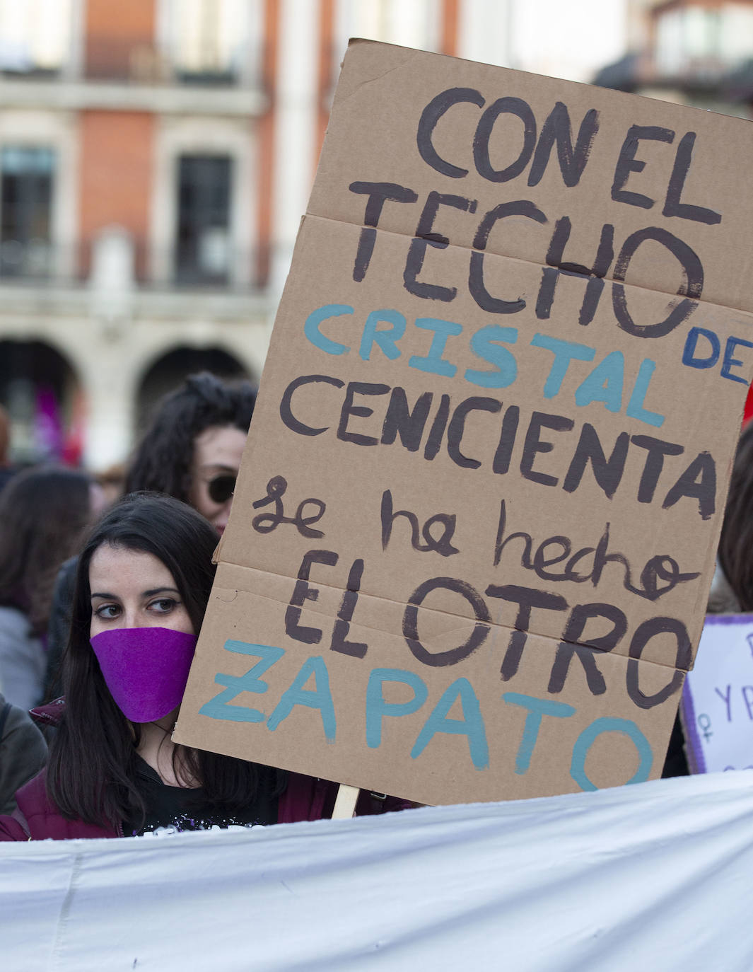 Miles de personas han recorrido las calles de la capital en la manifestación nocturna convocada con motivo del Día Internacional de la Mujer