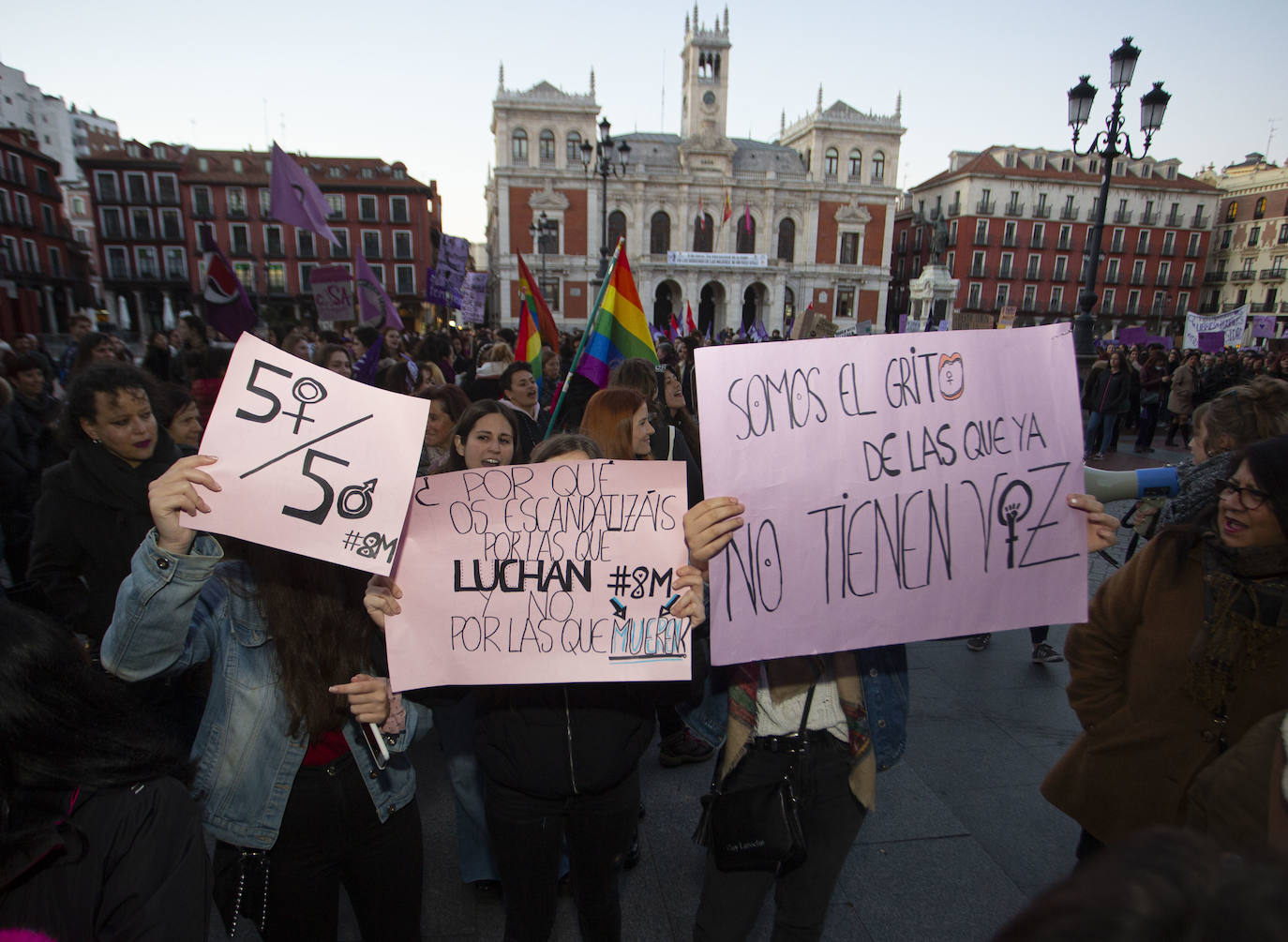 Miles de personas han recorrido las calles de la capital en la manifestación nocturna convocada con motivo del Día Internacional de la Mujer