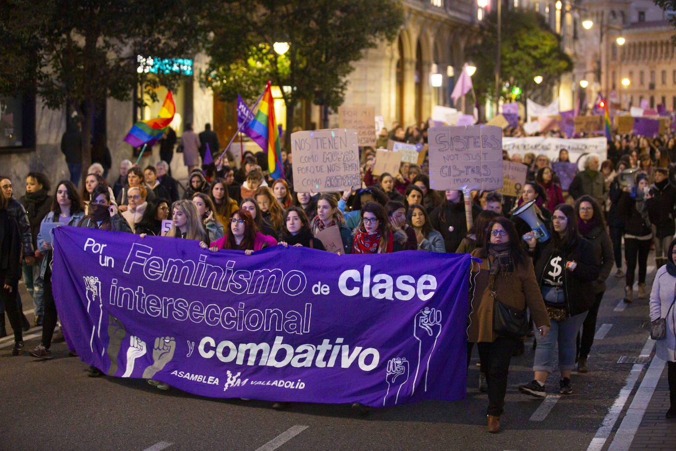 Miles de personas han recorrido las calles de la capital en la manifestación nocturna convocada con motivo del Día Internacional de la Mujer