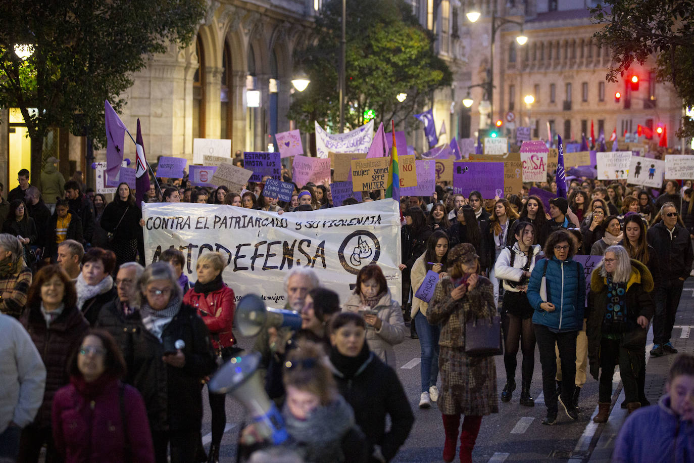 Miles de personas han recorrido las calles de la capital en la manifestación nocturna convocada con motivo del Día Internacional de la Mujer