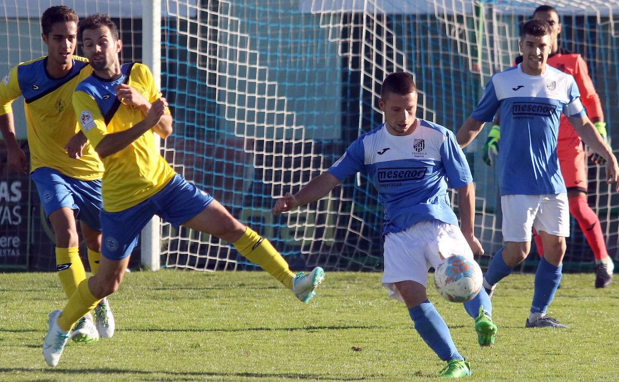 Un jugador del Unami despeja el balón ante el Colegios Diocesanos. 