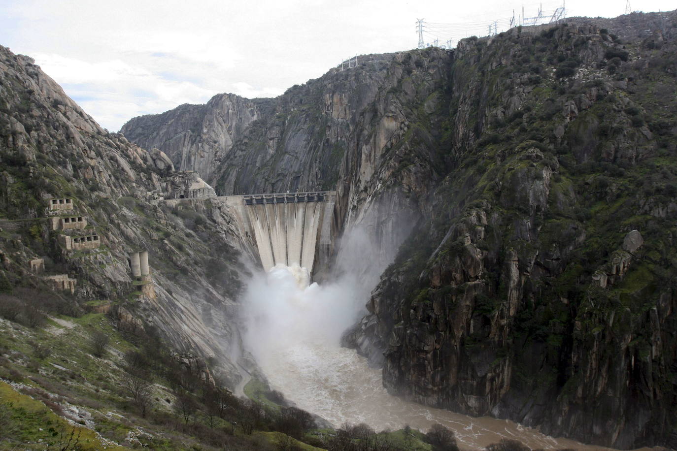 En la imagen de archivo, presa de Aldeadávila (Salamanca) que embalsa agua del río Duero y es utilizada para generar energía por parte de Iberdrola. 