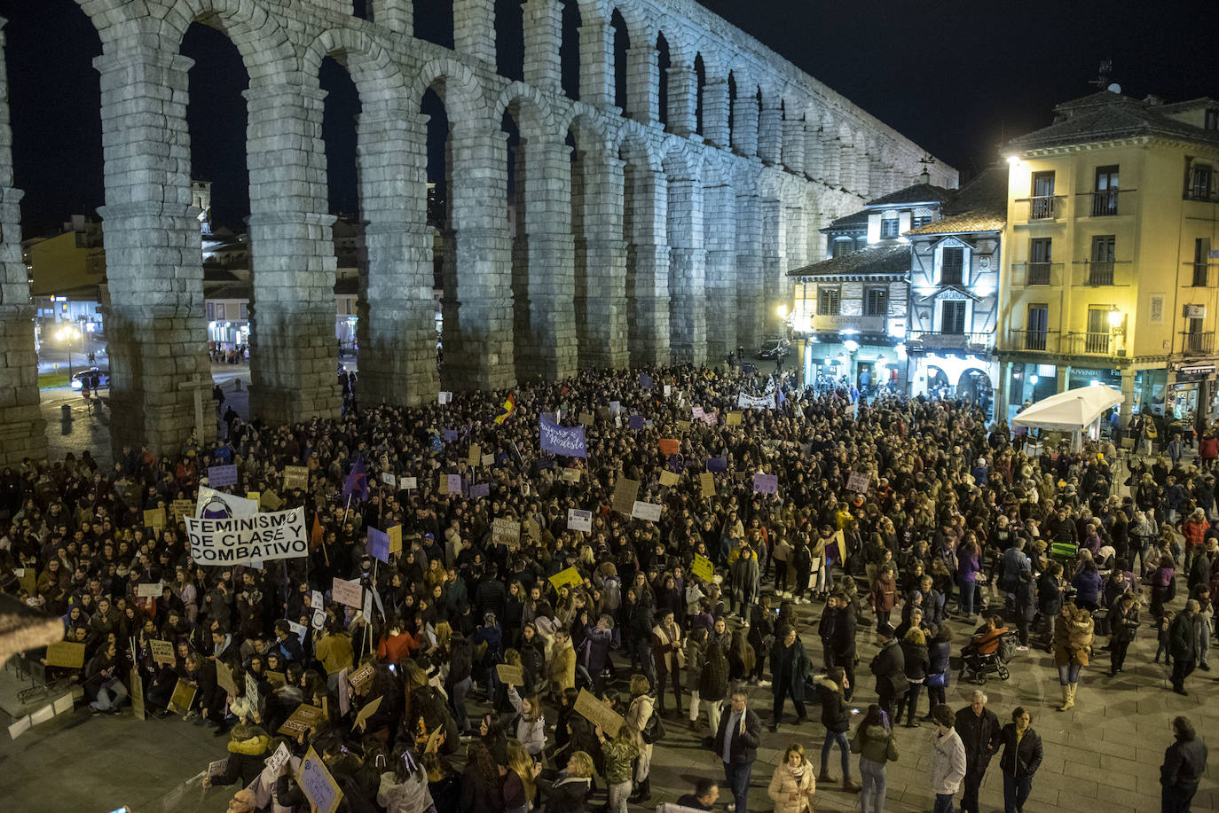 Lectura del manifiesto desde la terraza de Santa Columba, al finalizar la manifestación. 