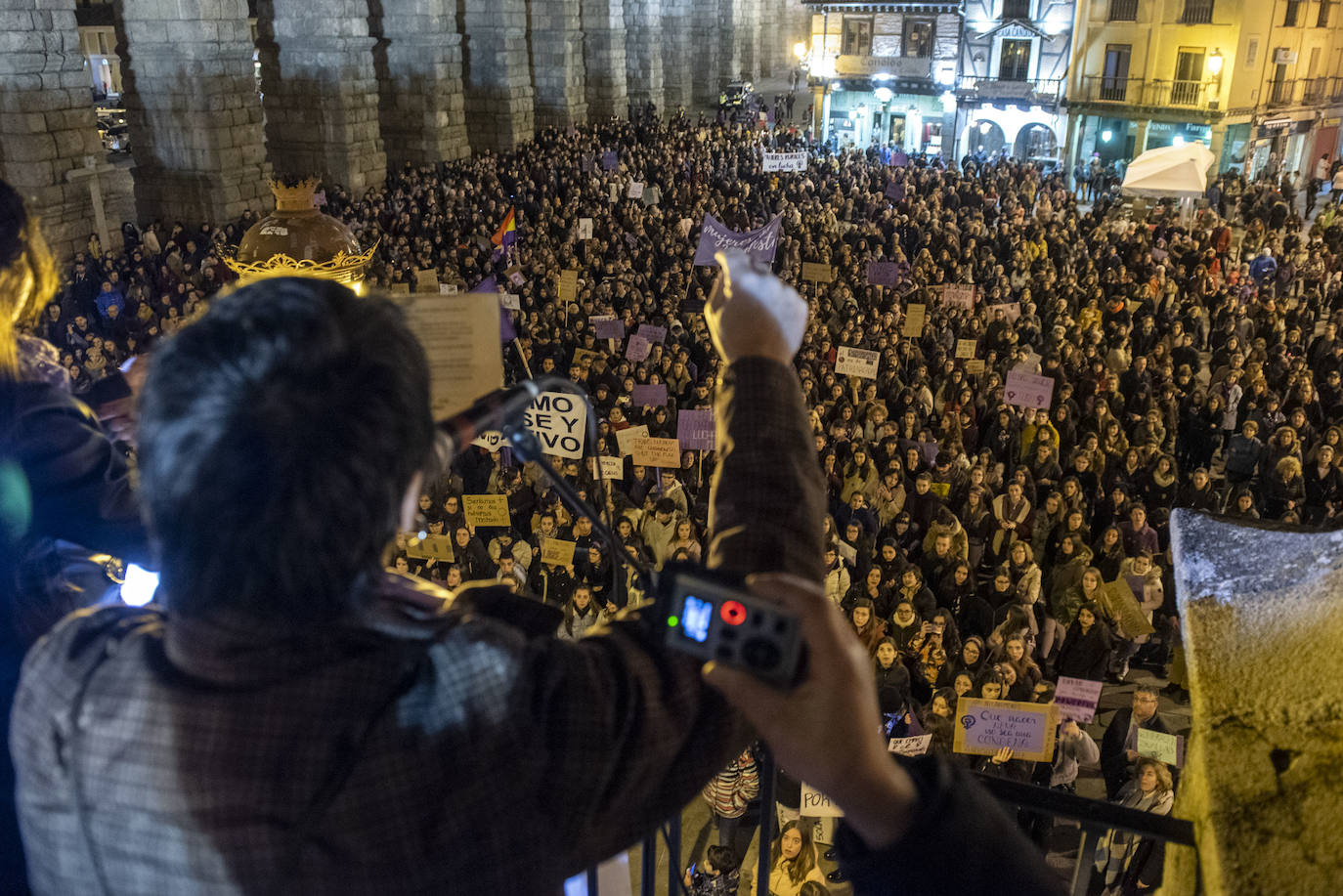 Lectura del manifiesto desde la terraza de Santa Columba, al finalizar la manifestación. 