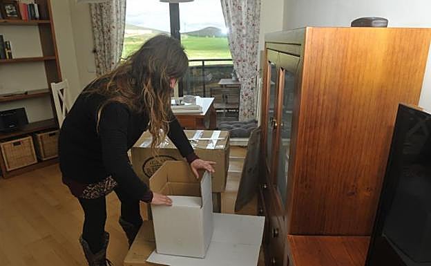 Una inquilina desalojada por Sareb en Arroyo de la Encomienda, que no pagaba la renta por falta de servicios.