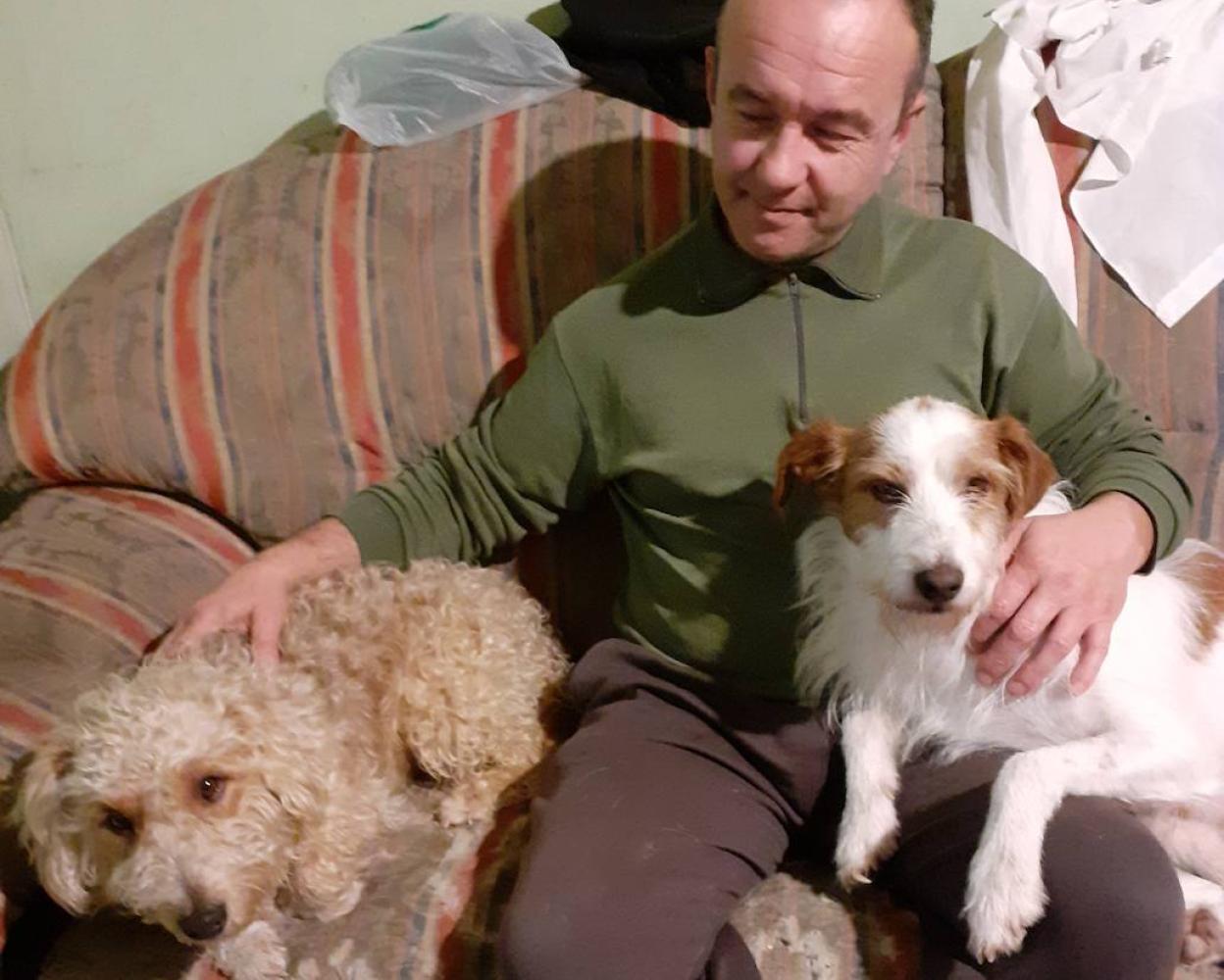 Samuel con sus perros Cron y Yako.