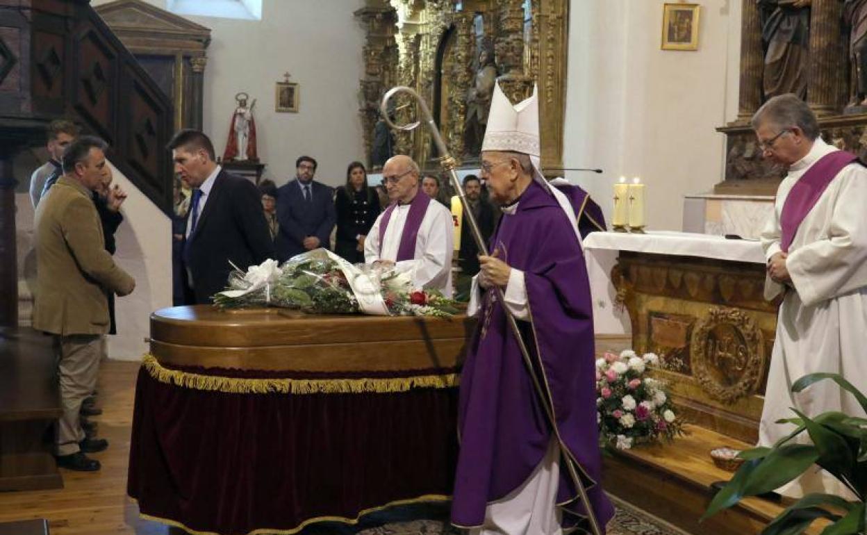 El cardenal arzobispo de Valladolid, Ricardo Blázquez, ofició el funeral en la iglesia de Santiago en Alcazarén. Henar Sastre