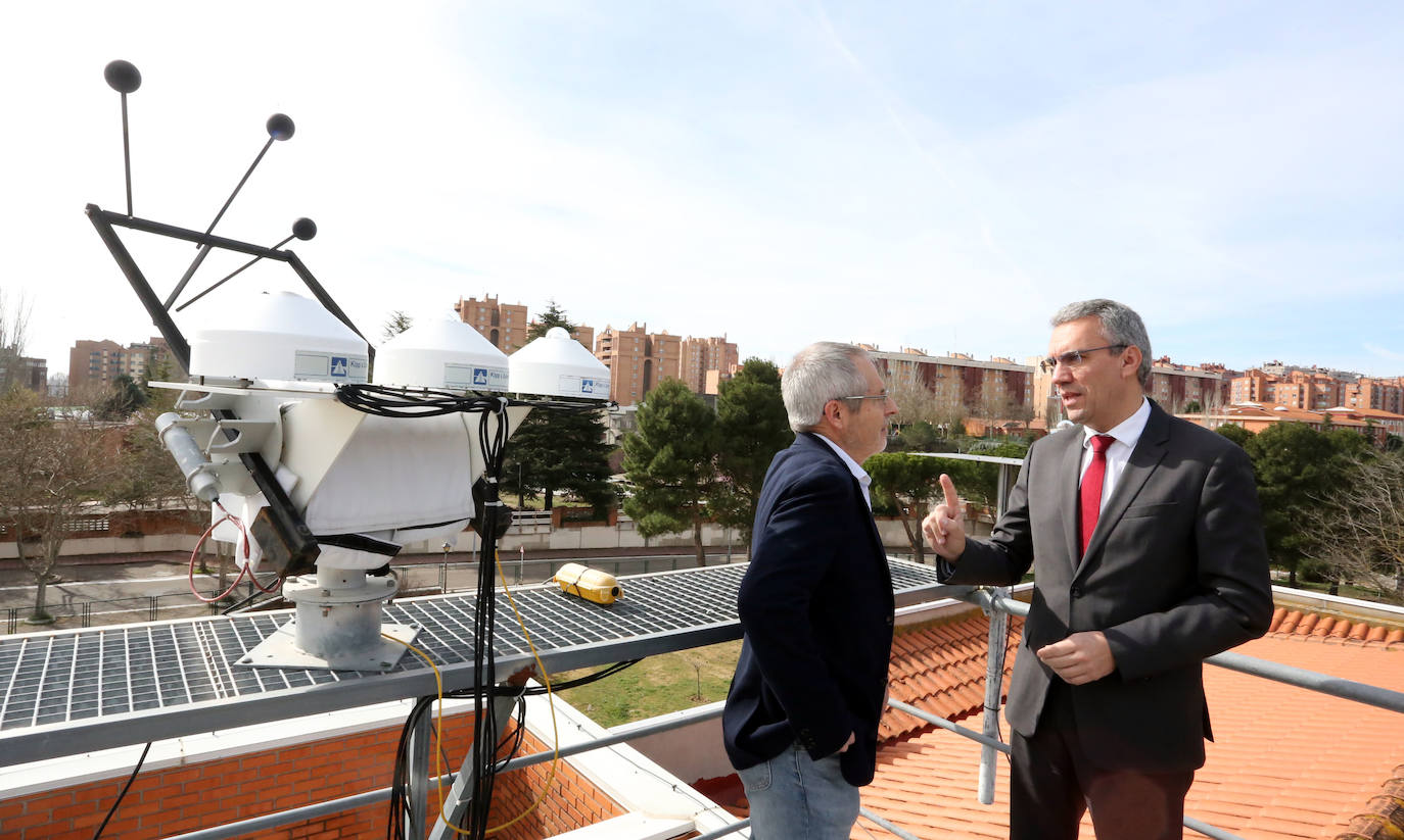 El delegado del Gobierno en Castilla y León, Javier Izquierdo, y el delegado de la Aemet en Castilla y León, Juan Pablo Álvarez, visitan las instalaciones de la Delegación de la Agencia Estatal de Meteorología (Aemet) en la Comunidad.