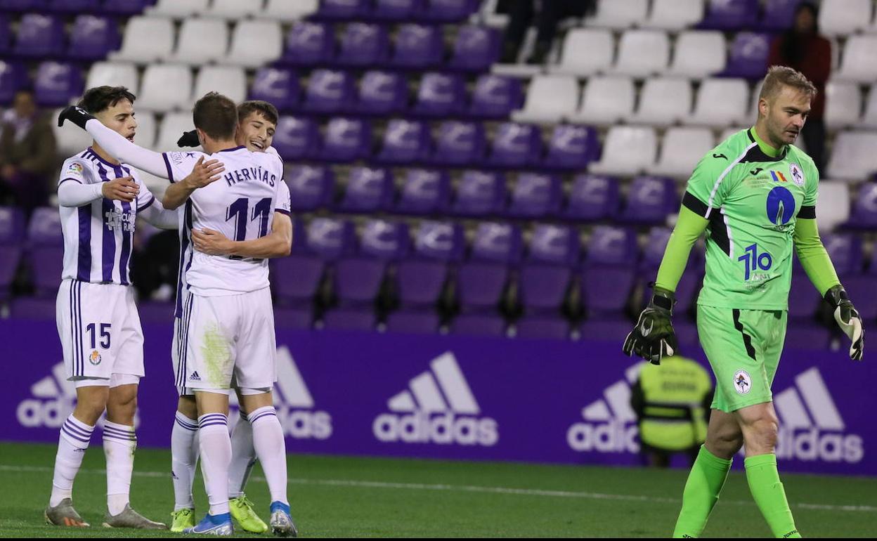 Los jugadores del Real Valladolid celebran el gol de Toni en el Trofeo Ciudad de Valladolid, con la grada semivacía. 