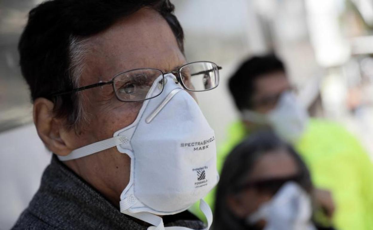 Un hombre con mascarilla. 