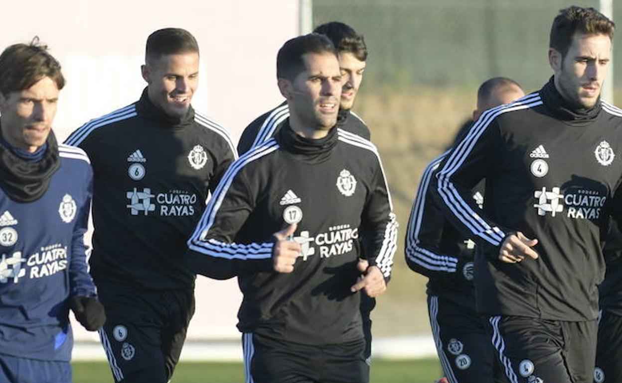 Javi Moyano, en el centro, durante un entrenamiento del Real Valladolid.