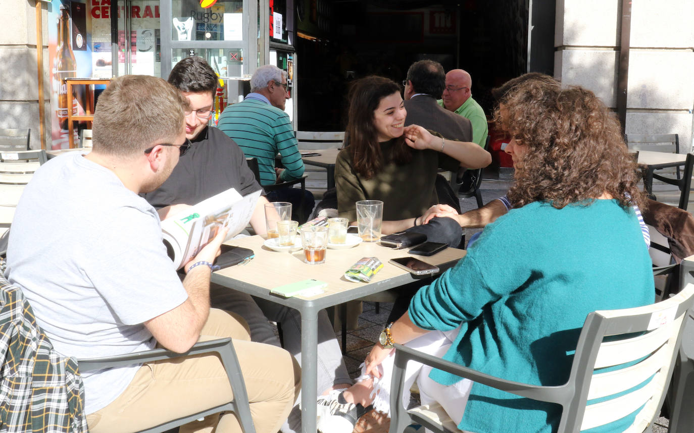 Las temperaturas primaverales han llenado las terrazas de los establecimientos hosteleros de Valladolid. 