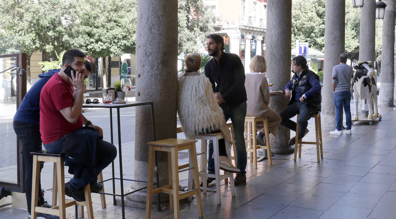 Las temperaturas primaverales han llenado las terrazas de los establecimientos hosteleros de Valladolid. 