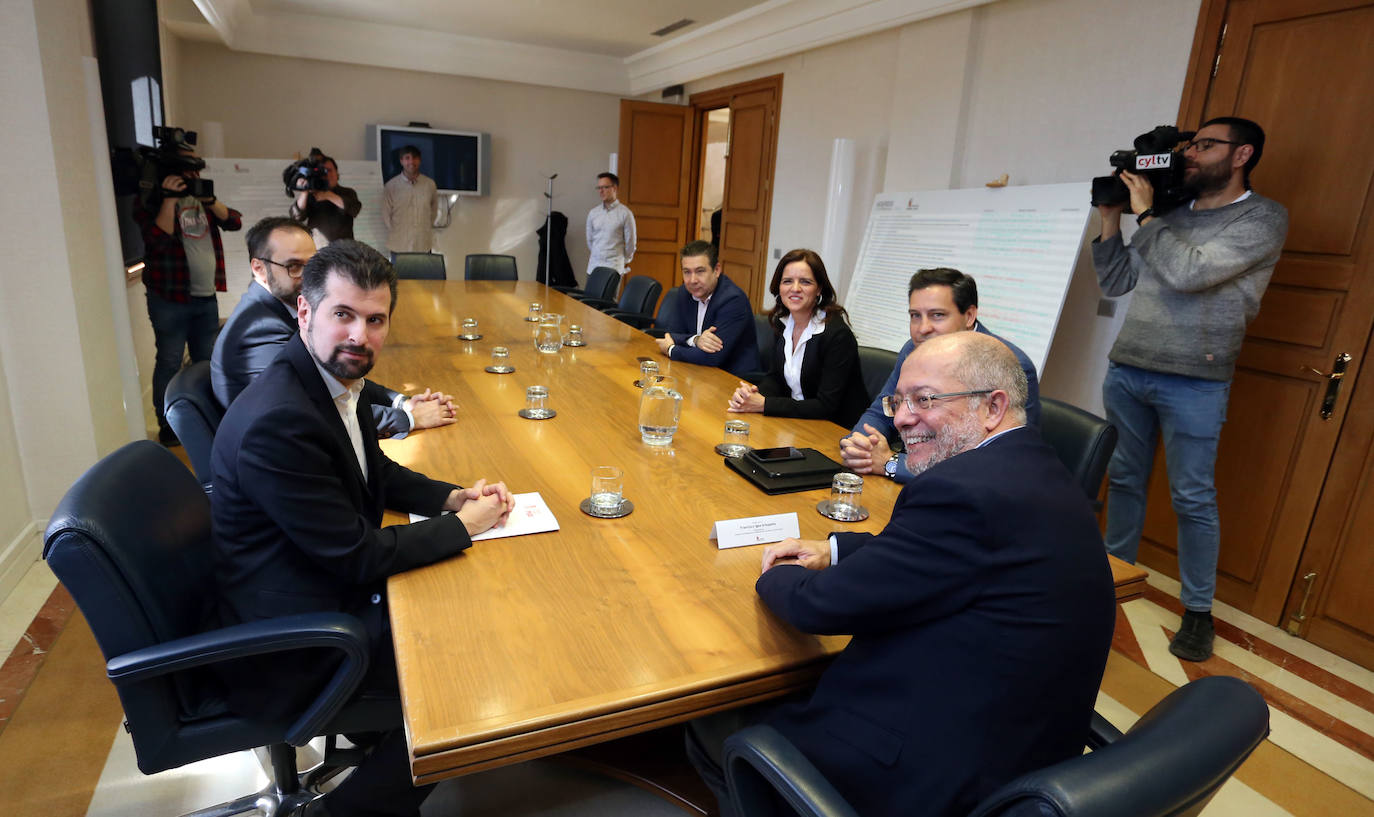 El vicepresidente y portavoz, Francisco Igea, se reúne con los portavoces de los Grupos Parlamentarios para informarles de los acuerdos tomados sobre la gestión del coronavirus.