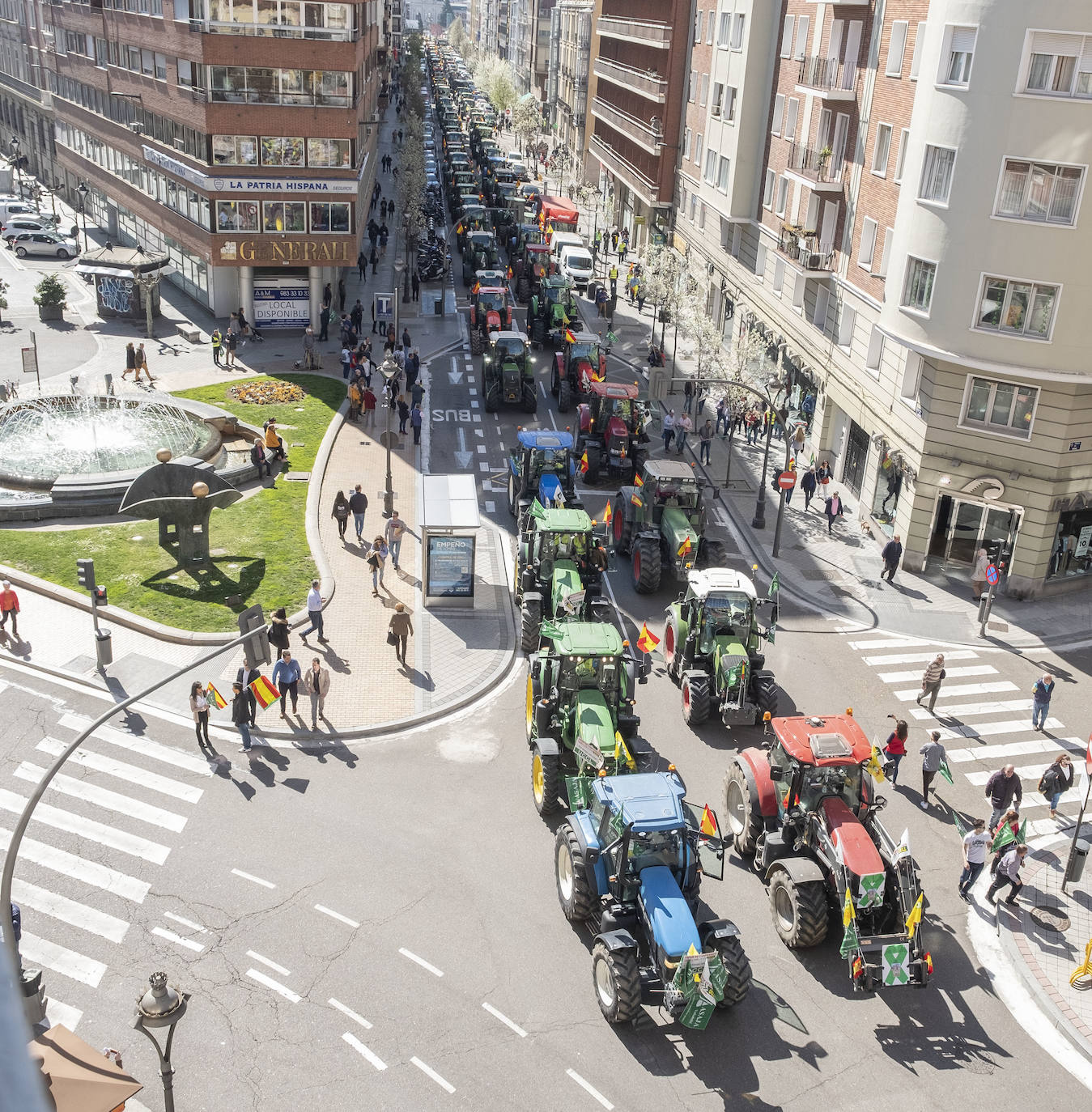 Las organizaciones agrarias UCCL, Asaja y COAG lograron concitar un millar de tractores y un millar de personas, de acuerdo a fuentes policiales, a su paso entre bocinazos por las calles de Valladolid, desde Colón hasta la Cúpula del Milenio, lo cual supuso un 'sorpasso' a sus previsiones (entre 200 y 400) y un «éxito absoluto» para que la sociedad visibilizara, y sobre todo oyera, el problema que tiene el campo.